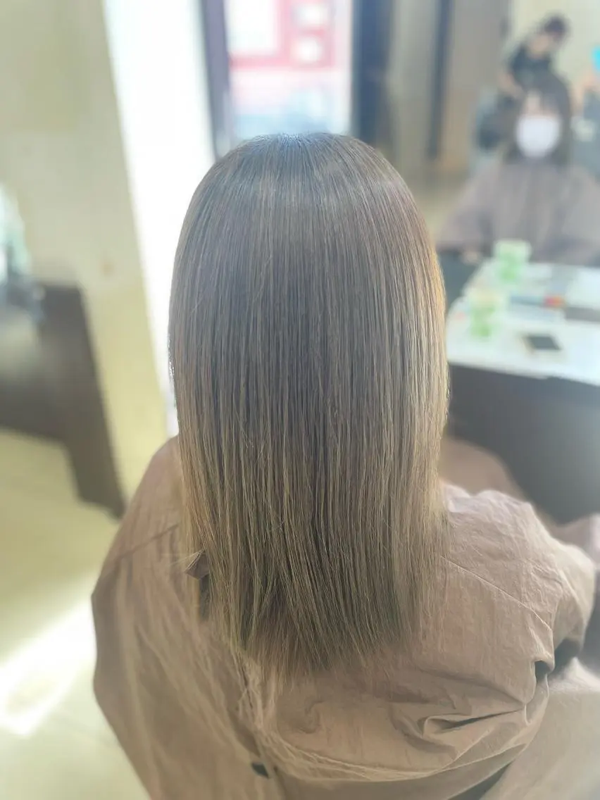 セミロング カラー アッシュ アッシュグレー アッシュグレージュ グレージュ 嶌田 沙紀のヘアスタイル