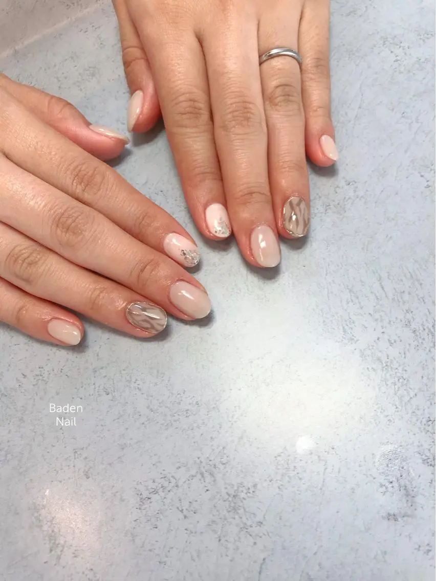 ネイル アニマル柄 ホログラムネイル キラキラネイル ハンドネイル ハンドケア Baden Nail ﾊﾞ-ﾃﾞﾝ ﾈｲﾙのネイルデザイン