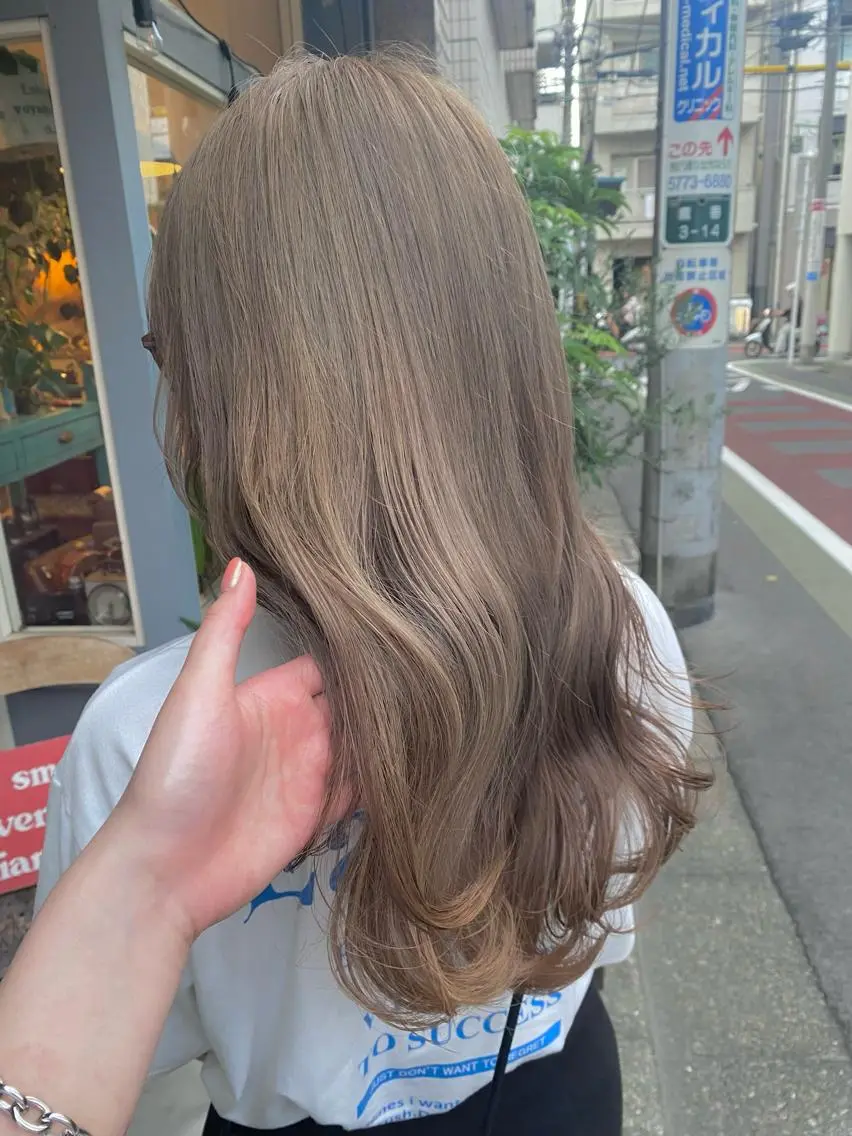 セミロング カラー AYANO ／レイヤー／オリーブのヘアスタイル