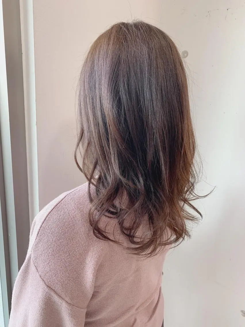 セミロング カラー ヘアカラー トリートメント 白髪ぼかしハイライト 柳川拓哉のヘアスタイル