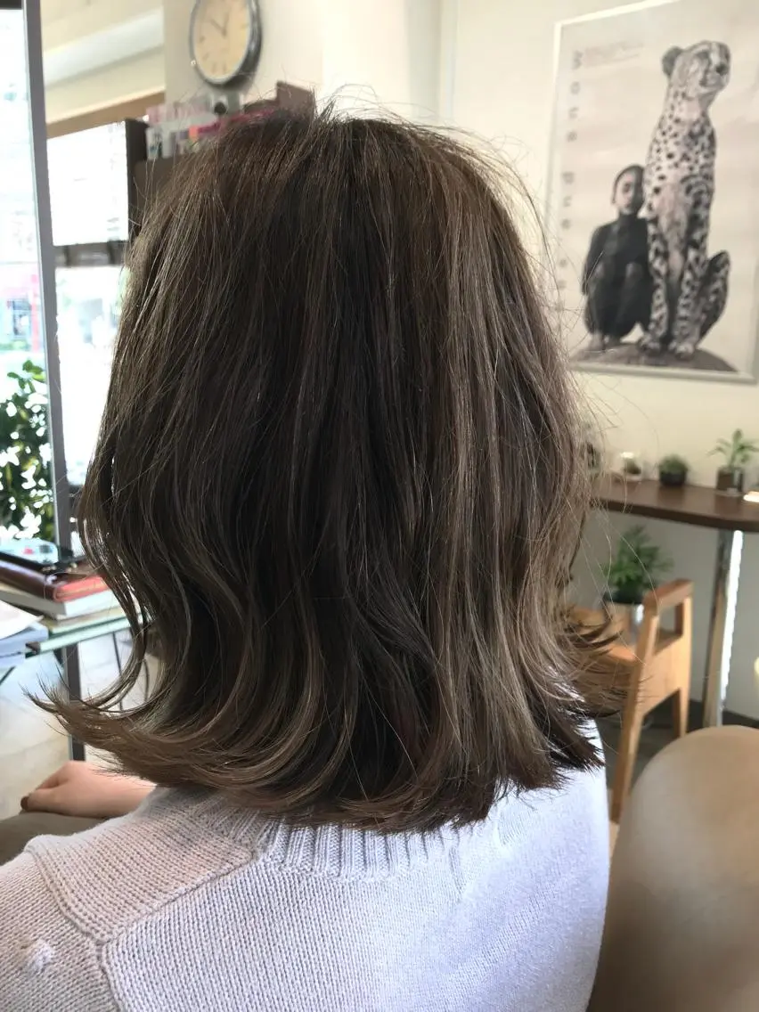 ミディアム ボブ ハイライト カット ヘアカラー newi saLyu 片岡ふきのヘアスタイル