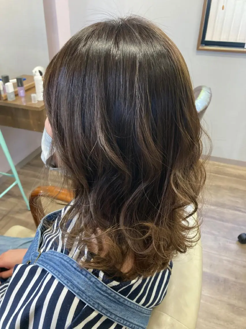 ミディアム カラー バレイヤージュ グレージュ レイヤーカット 今井 里美のヘアスタイル