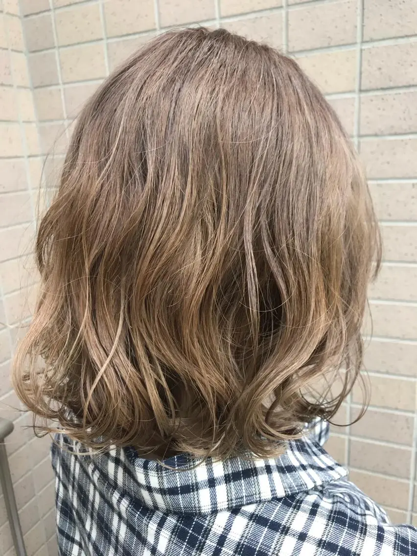 ミディアム カラー BiBi 藤野あゆみのヘアスタイル