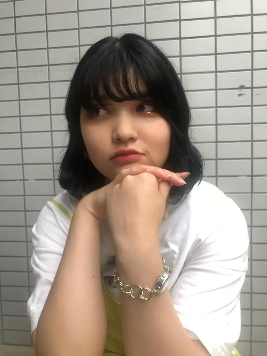 ミディアム 亀井 美里のヘアスタイル