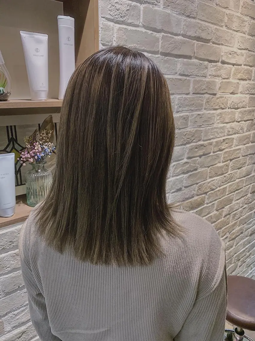 ミディアム レイヤーカット カット ヘアカラー トリートメント リンネ 甲東園のヘアスタイル