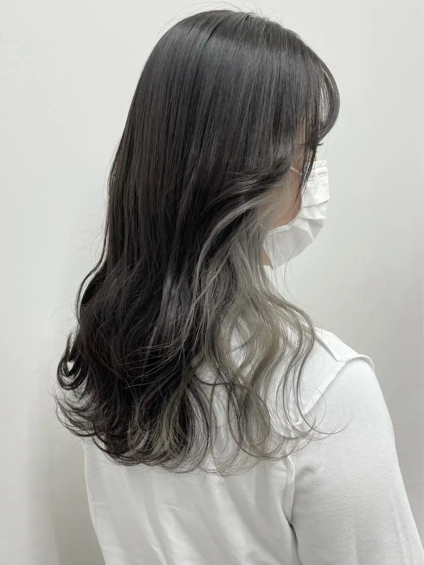 ミディアム カラー ヘアアレンジ ブリーチ イヤリングカラー シルバー ヘアカラー トリートメント 🦄インナーカラー 🦄貫井彩花のヘアスタイル
