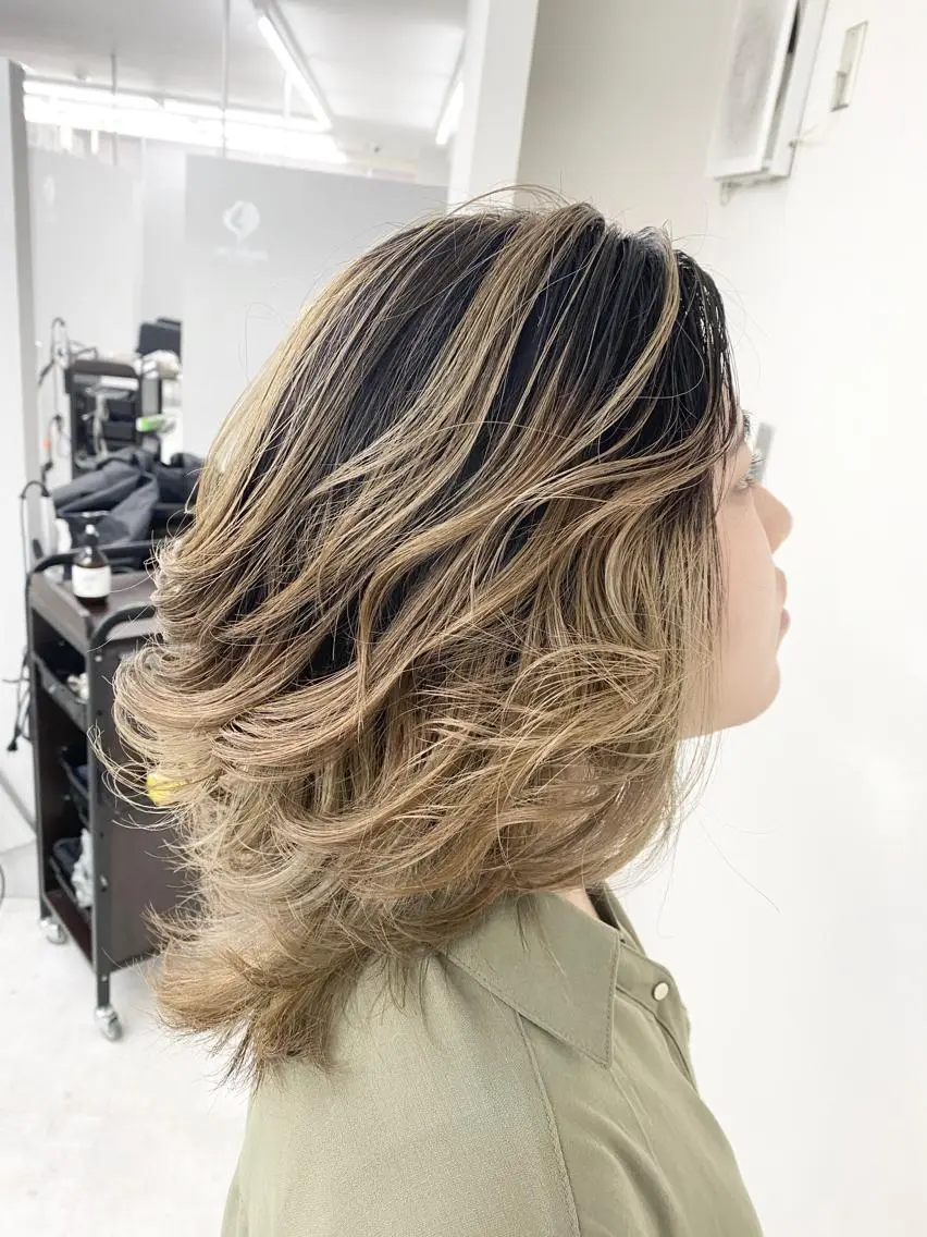 セミロング カラー ブリーチ カットモデル急募🌈 技術責任者久保のヘアスタイル