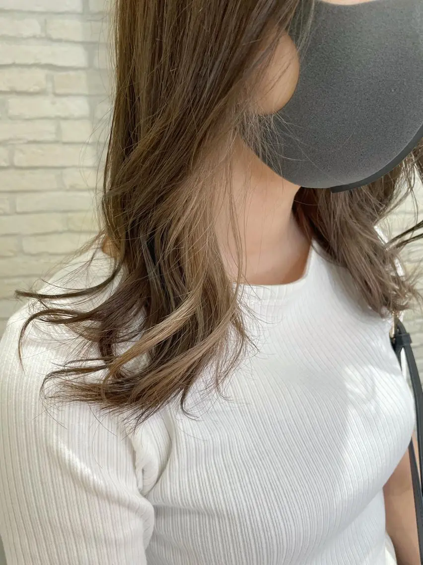 セミロング カラー ベージュカラー イヤリングカラー ホワイトベージュ 大平 美沙のヘアスタイル