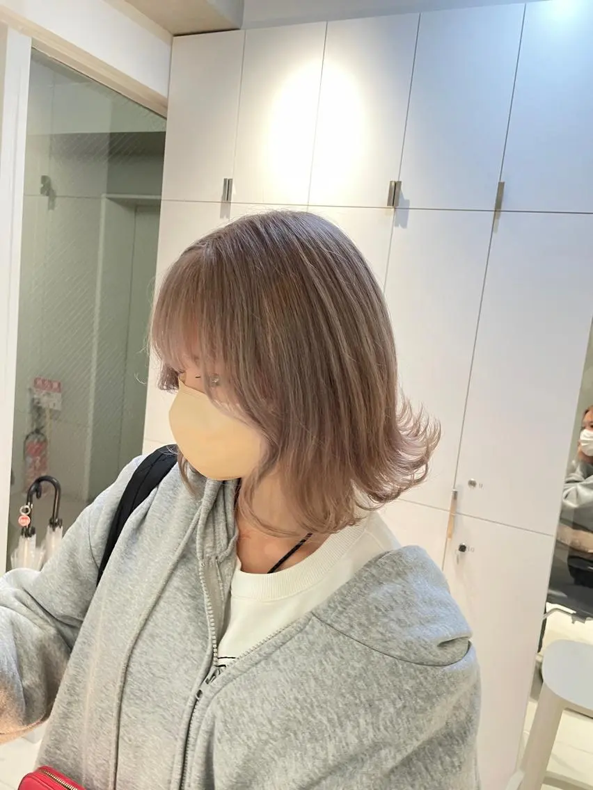 ミディアム カラー ヘアアレンジ ベージュカラー ハイトーンカラー ミルクティーベージュ ヘアカラー トリートメント ヘッドスパ ヘアセット 艶カラー✨縮毛矯正✨ 翁長孝輔のヘアスタイル