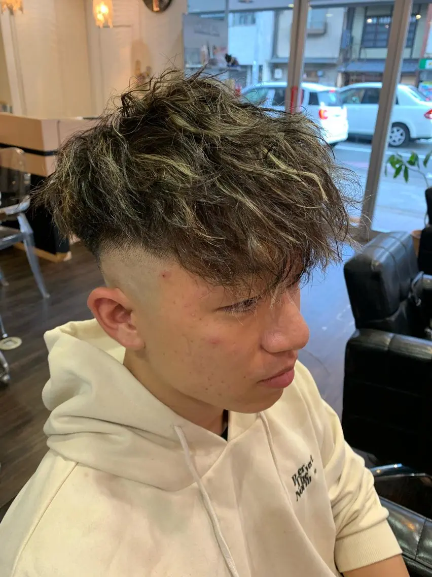 ショート カラー パーマ メンズ メンズハイライト メンズメッシュ ベージュカラー ハイライトカラー メッシュ カット ヘアカラー 西尾 太郎のヘアスタイル