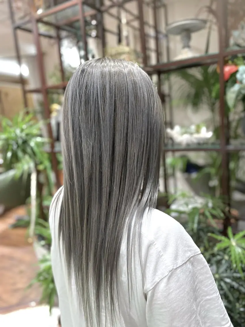 セミロング カラー ベージュカラー ブリーチ グレージュ シルバー シルバーグレージュ ヘアカラー Style Tのヘアスタイル