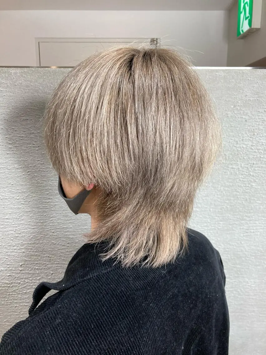 ミディアム カラー グレージュ ミルクティーグレージュ ウルフカット 豊中/メンズ特化 岡田 龍之介のヘアスタイル