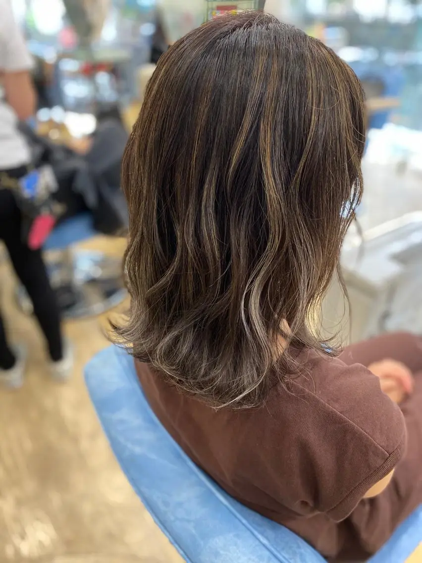 ミディアム カラー ヘアアレンジ バレイヤージュ グレージュ レイヤーカット カット トリートメント 松井 敬太郎のヘアスタイル