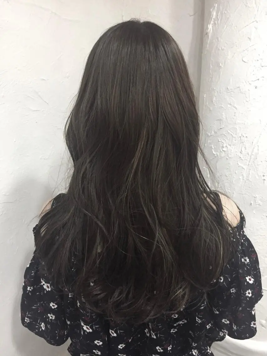 ロング カラー グレージュ ハイライトカラー ハイライト 伊藤 優希のヘアスタイル