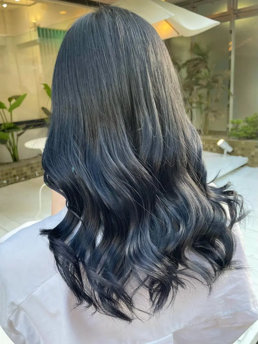 ロング カラー 黒髪 ブルーカラー ブルーブラック 佐藤 魁人のヘアスタイル