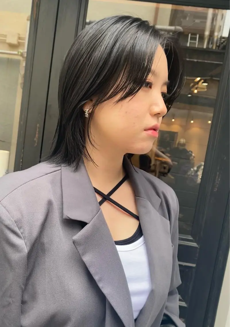 ミディアム カラー 黒髪 ウルフカット tonari 梅田、中崎町のヘアスタイル
