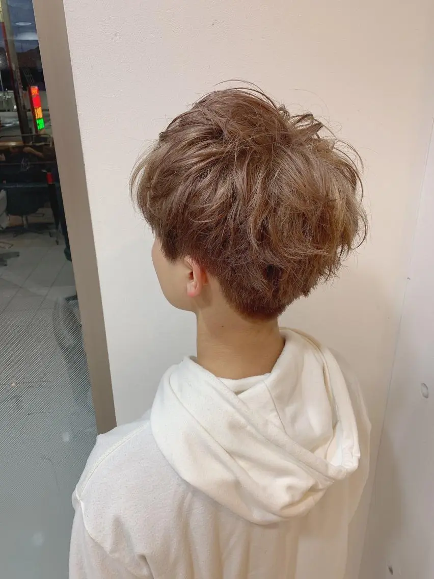 ショート カラー パーマ メンズ 白髪ぼかしハイライト 柳川拓哉のヘアスタイル