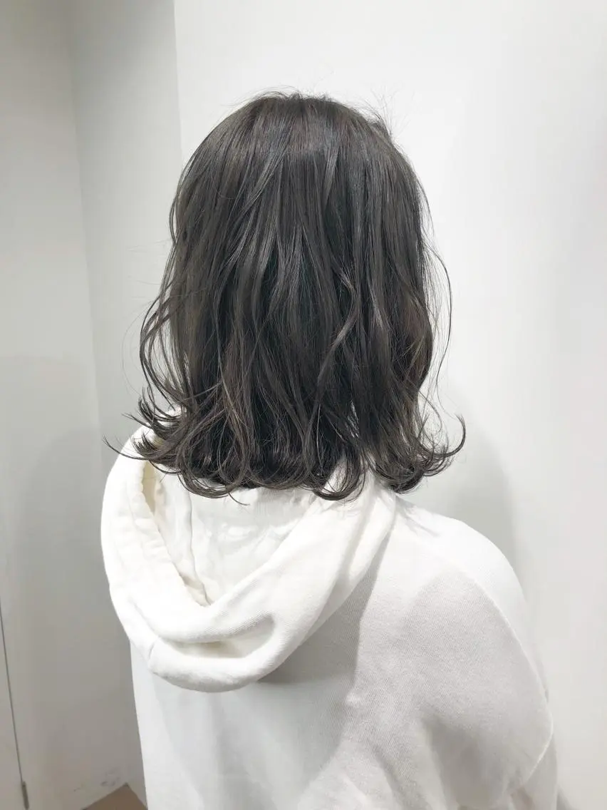 ミディアム カラー グレージュ ボブ 外ハネヘア 🌙HIZUKI🌙 ハイトーン 艶髪のヘアスタイル