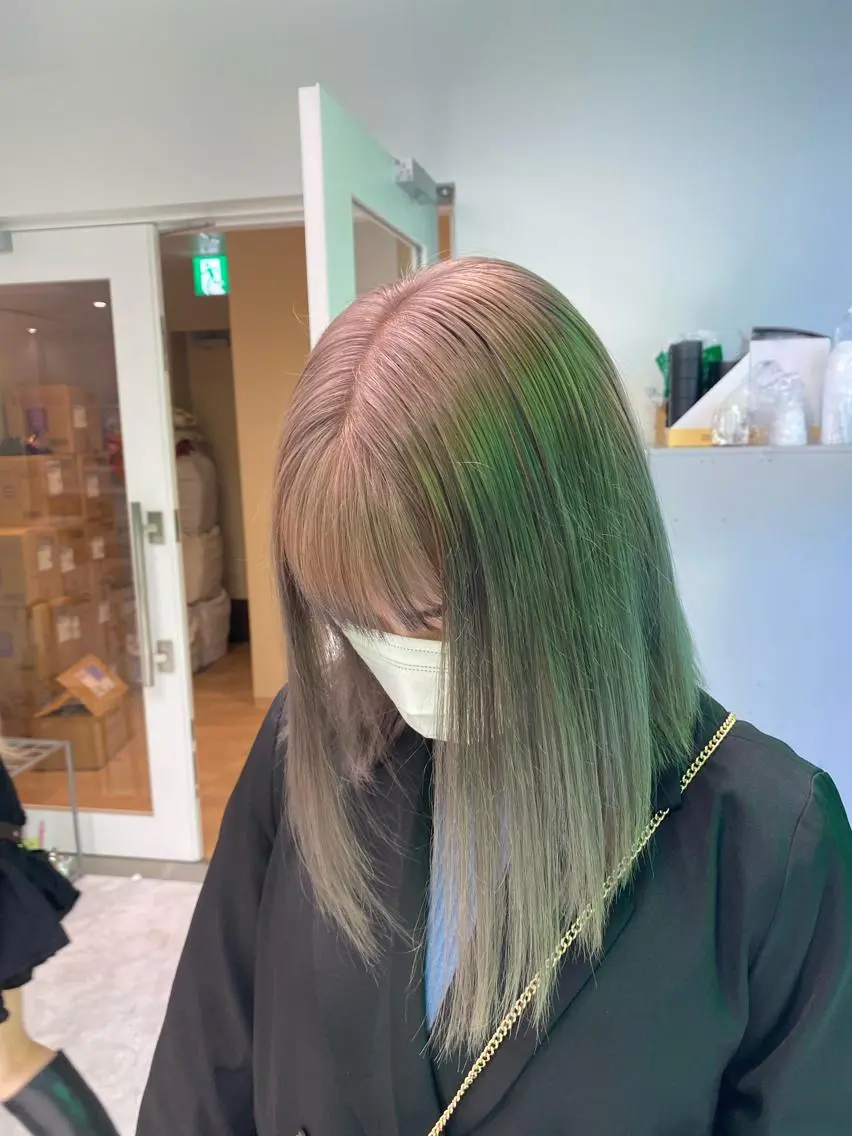 セミロング カラー センターパート特化 井上健太のヘアスタイル