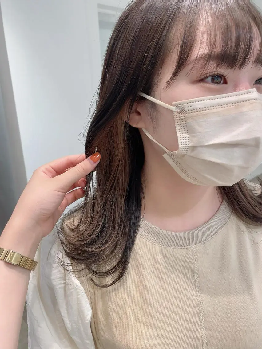 ミディアム カラー アッシュ ベージュカラー イヤリングカラー . AYUKAのヘアスタイル