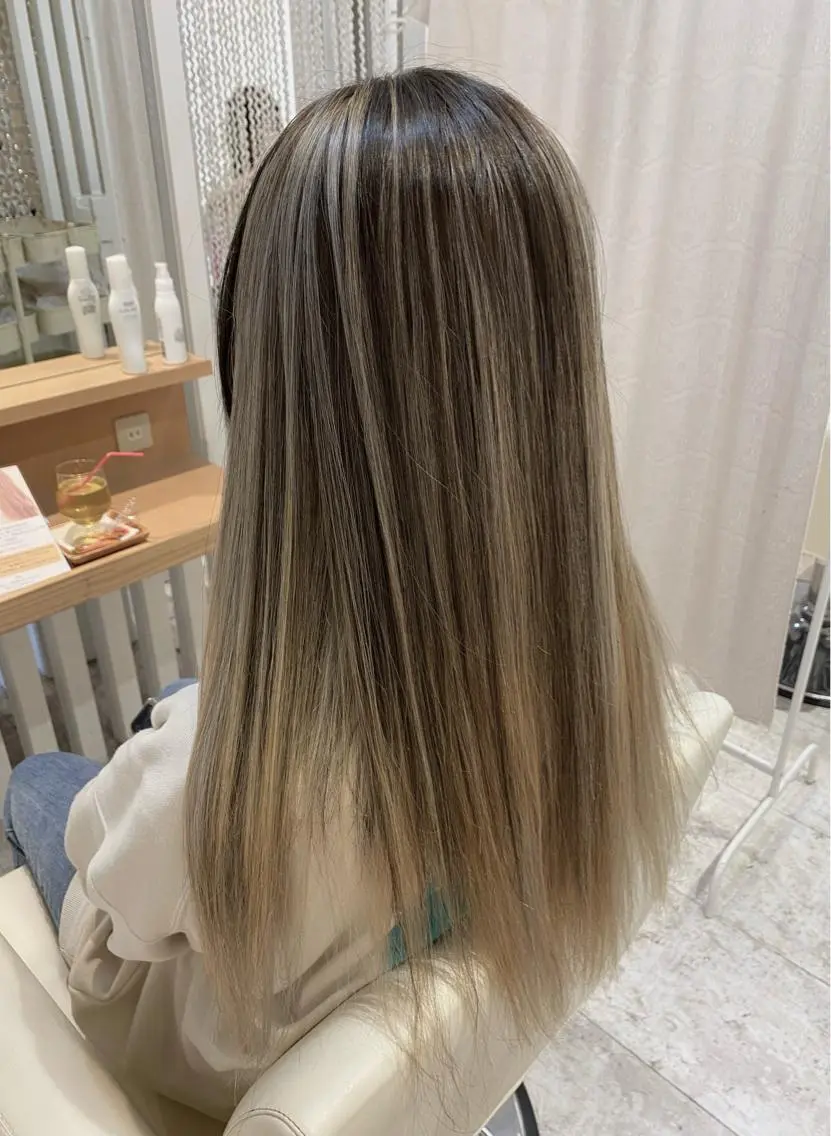 ロング カラー ブリーチ ケアブリーチ 透明感カラー ダブルカラー イヤリングカラー カット ヘアカラー 酸性ストレート/ブリ ーチなしWカラー河本のヘアスタイル