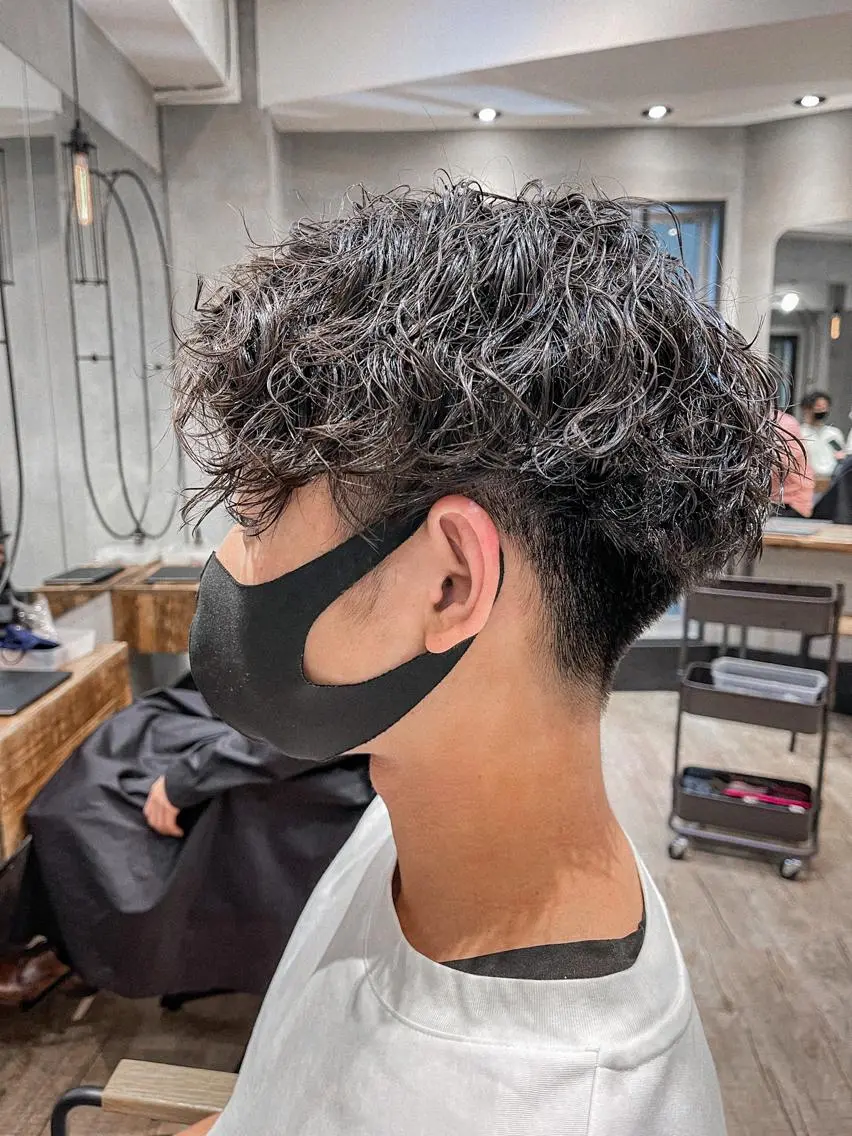 ショート パーマ メンズ センターパート メンズパーマ ツイストスパイラルパーマ スパイラルパーマ カット パーマ トリートメント ヘアセット TAKE高崎 メンズパーマ特化のヘアスタイル