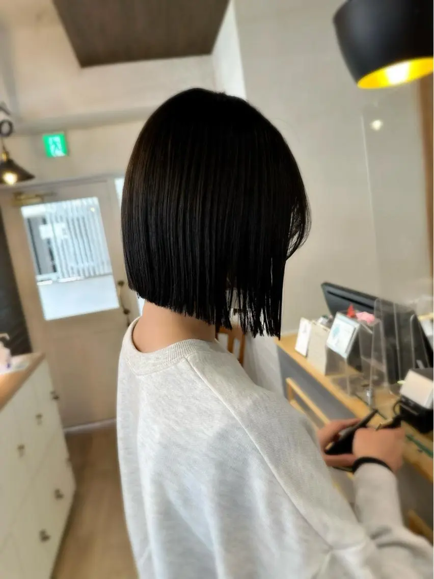 ミディアム カラー パーマ ヘアアレンジ メンズ キッズ ネイル マツエク・マツパ アイブロウ カット 縮毛矯正 レイヤーカット／ 巻ける縮毛矯正のヘアスタイル