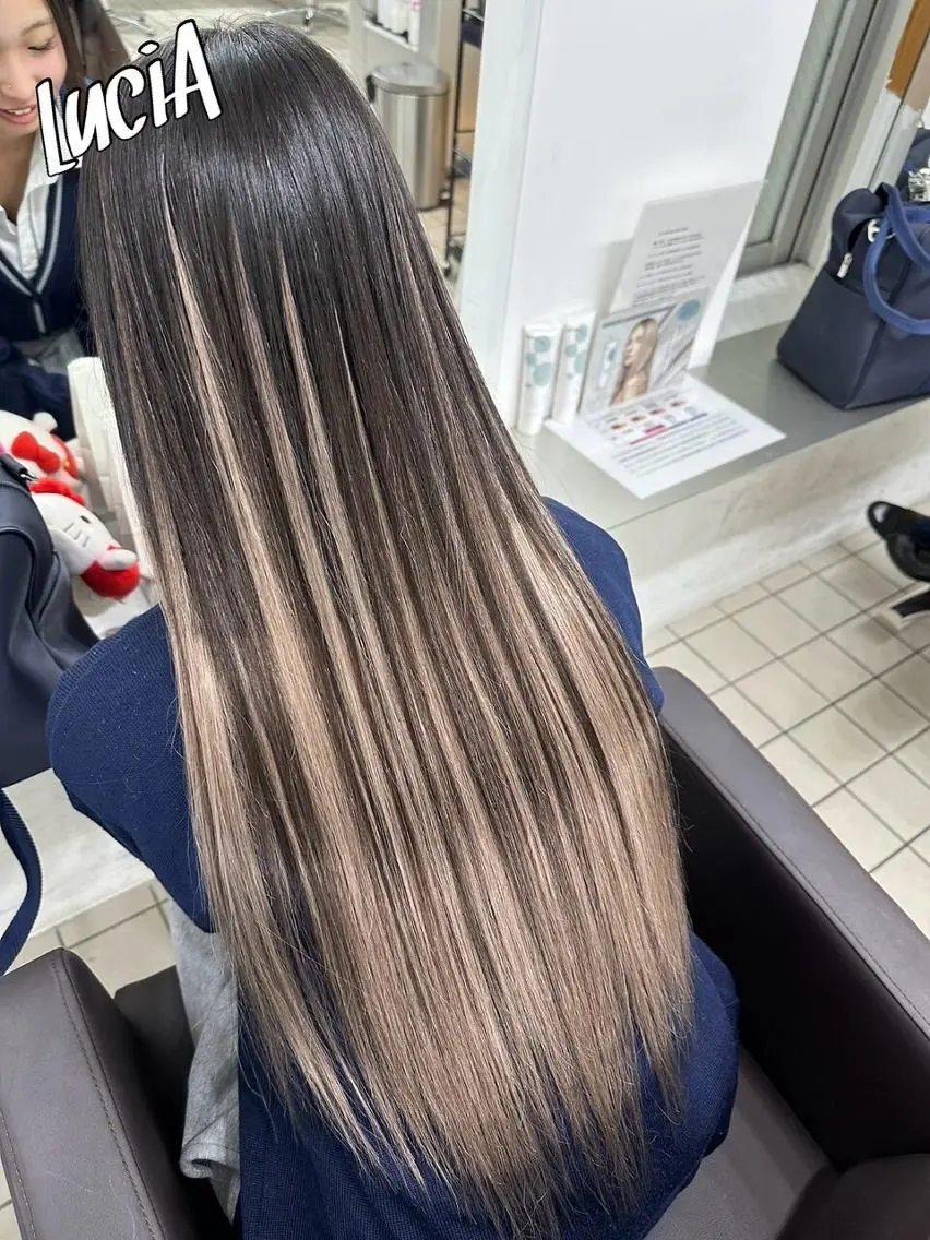 ロング ヘアアレンジ カラー シールエクステ 黒髪 ブリーチ デザインカラー ダブルカラー エクステ¥5000 LuciAカラーのヘアスタイル