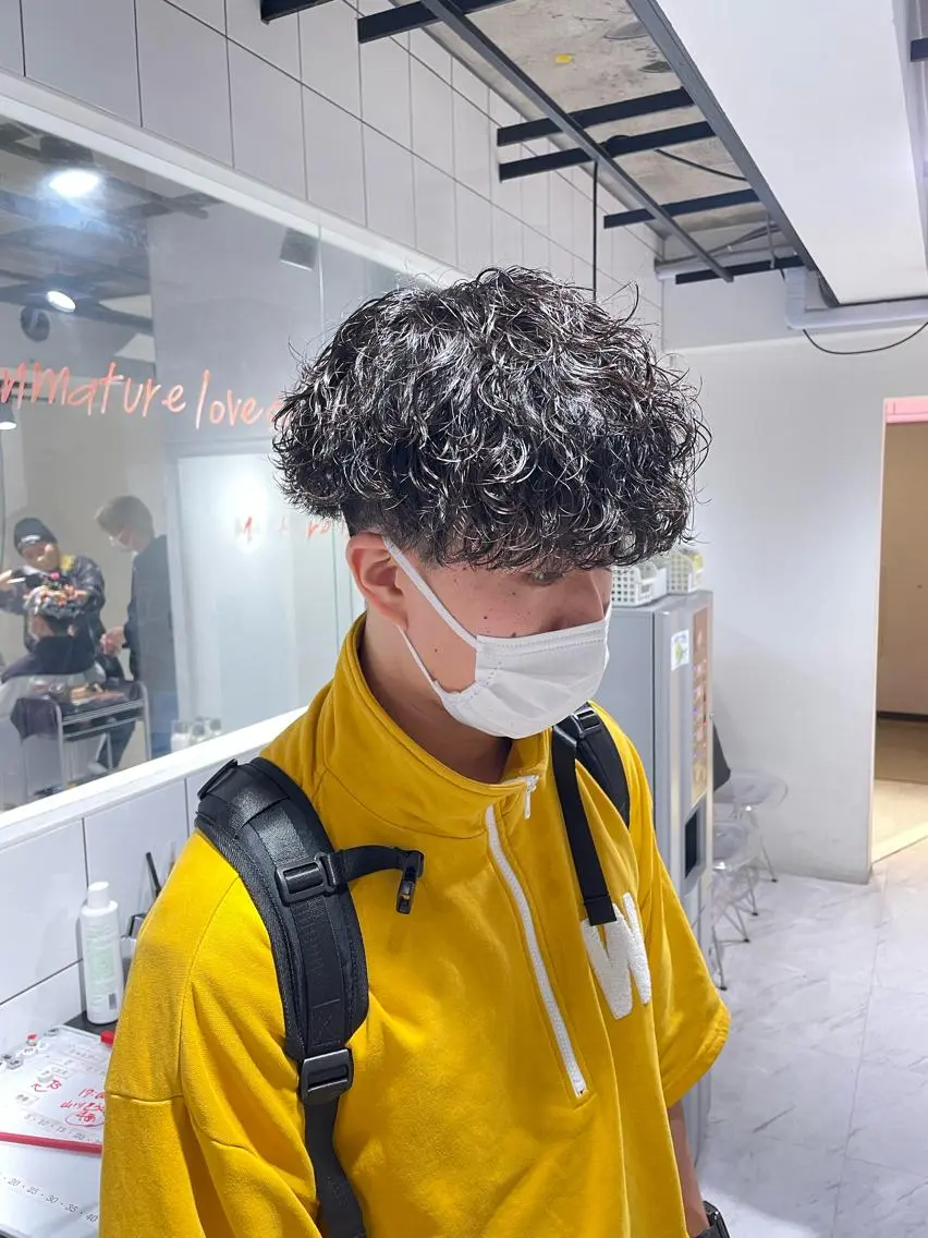 ショート カラー パーマ ヘアアレンジ メンズ メンズブリーチ センターパート メンズハイライト メンズハイトーン マッシュウルフ カット パーマ トリートメント ヘッドスパ ヘアセット スパイキー/フェザー /波巻き/かいとのヘアスタイル