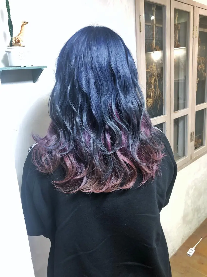 セミロング カラー パーマ ヘアアレンジ ブルーカラー インナーカラー ヘアカラー トリートメント 推し活専用 【派手髪】飯野ゆかりのヘアスタイル