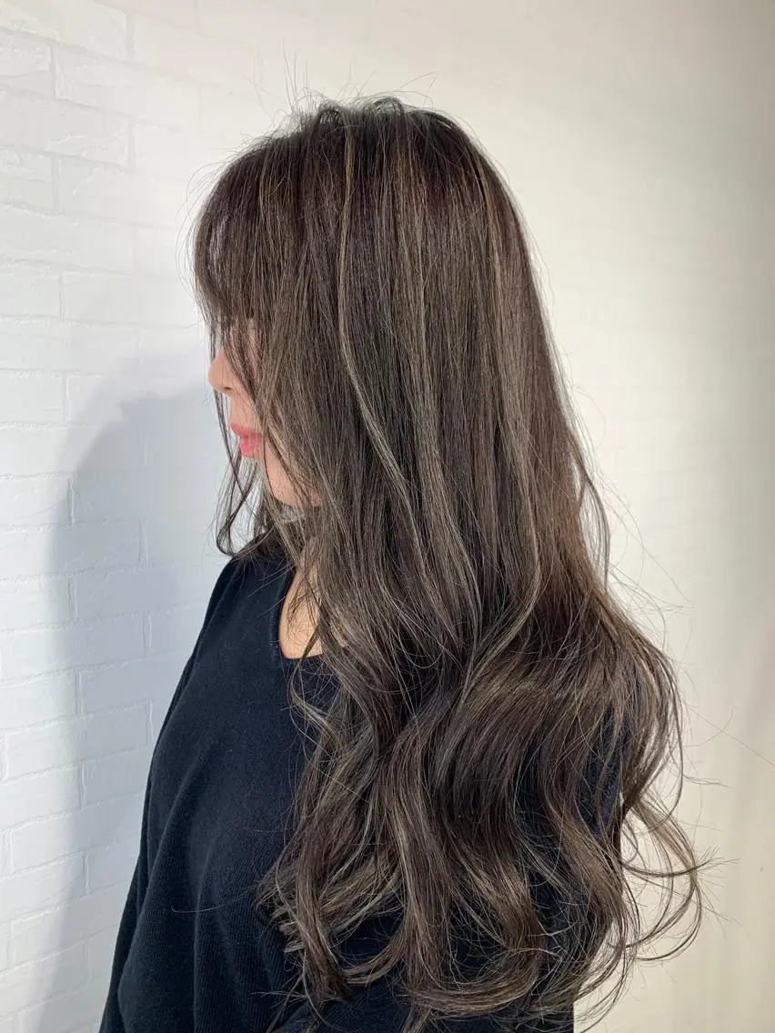 ロング ハイライト 中村 維久美のヘアスタイル