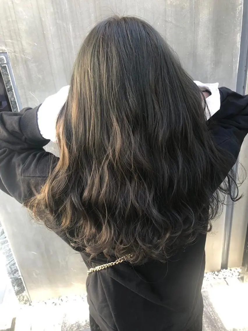 セミロング カラー ブリーチ グレージュ ブリーチなしカラー オリーブグレージュ オリーブグレー ヘアカラー トリートメント ヘッドスパ 赤み消し韓国ヘア レイヤー縮毛🤍渡邉のヘアスタイル