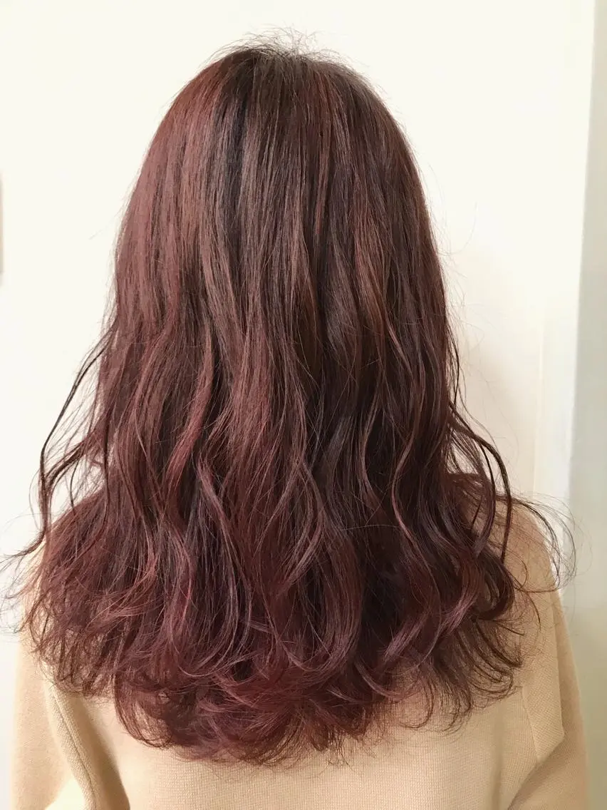 セミロング カラー ブリーチ ハイライトカラー レッドカラー バイオレットカラー ハイライト ヘアカラー やまだ まいのヘアスタイル