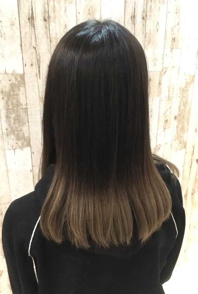セミロング カラー アッシュ ベージュカラー ブルーカラー ブルージュ グラデーションカラー 熊谷 奈菜のヘアスタイル