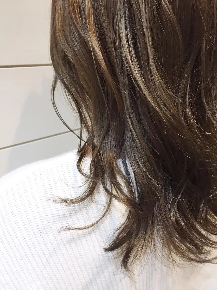 セミロング カラー ヘアアレンジ ダブルカラー ハイライトカラー ハイライト 鍵山 千秋のヘアスタイル