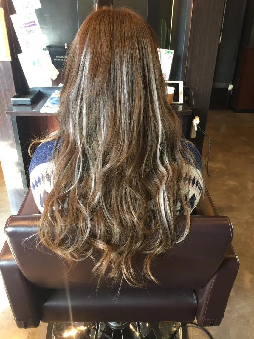 ロング 金澤 愛のヘアスタイル