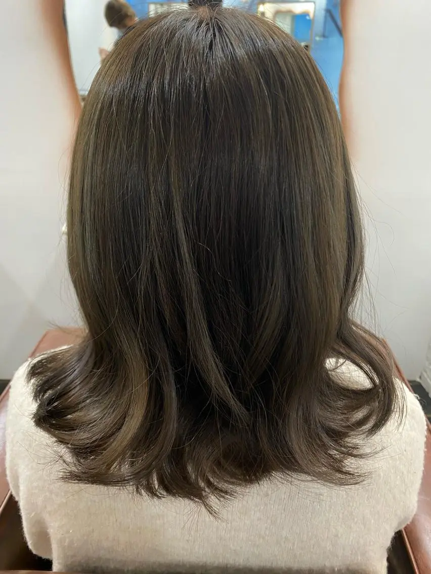 ミディアム カラー ブリーチ グレージュ オリーブグレージュ オリーブグレー パーマモデル募集中 渥美翔人のヘアスタイル