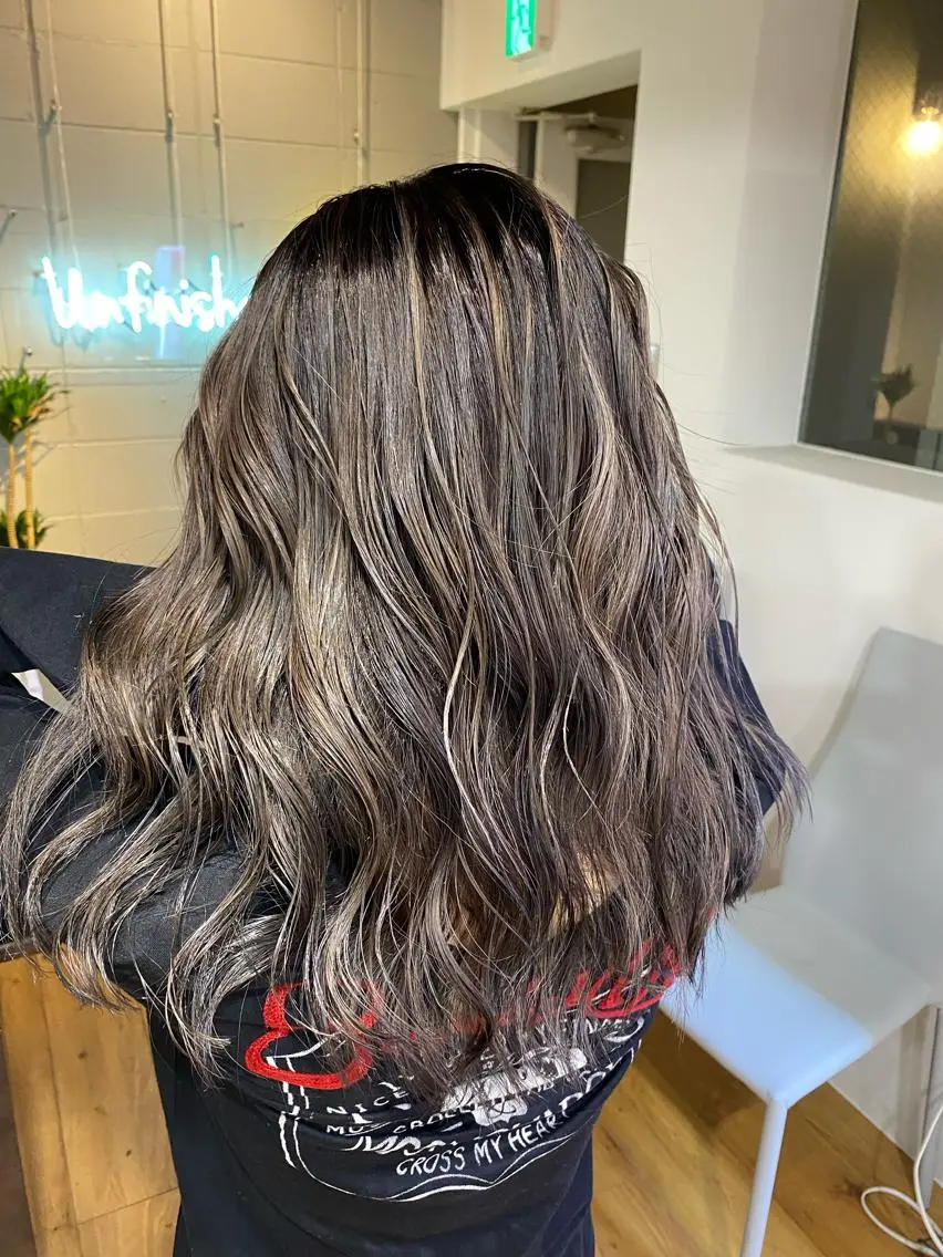 セミロング カラー ヘアアレンジ ハイライトカラー ハイライト 久米 治仁のヘアスタイル