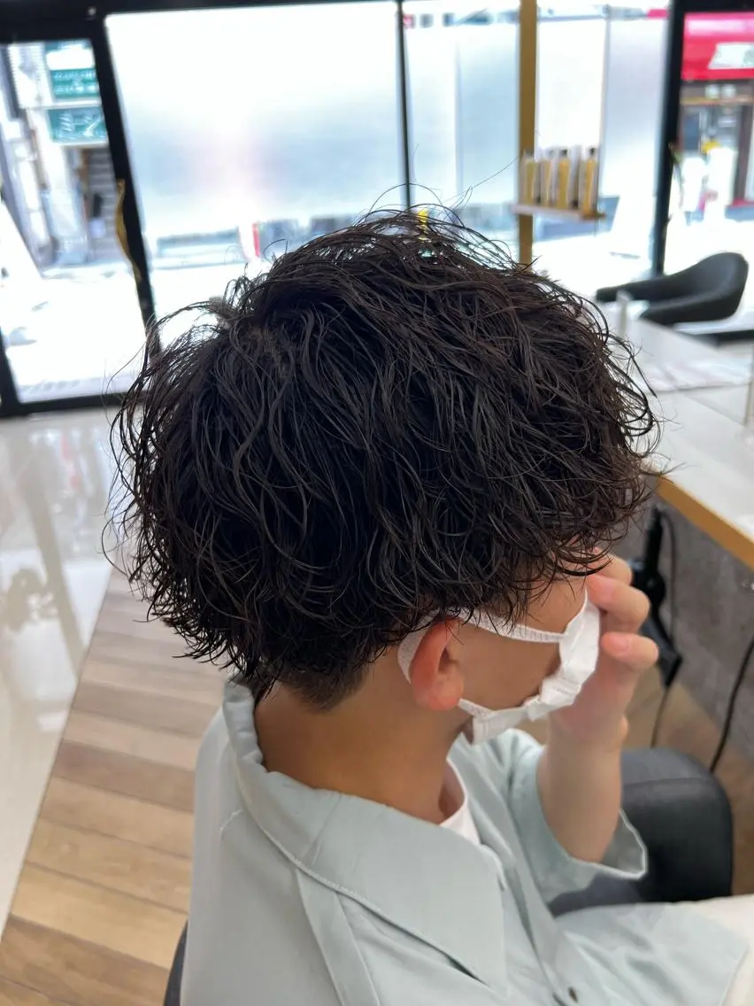ミディアム パーマ メンズ ミディアムパーマ メンズパーマ 波巻きパーマ 🏅メンズ特化 ヤマクラ　タイキのヘアスタイル