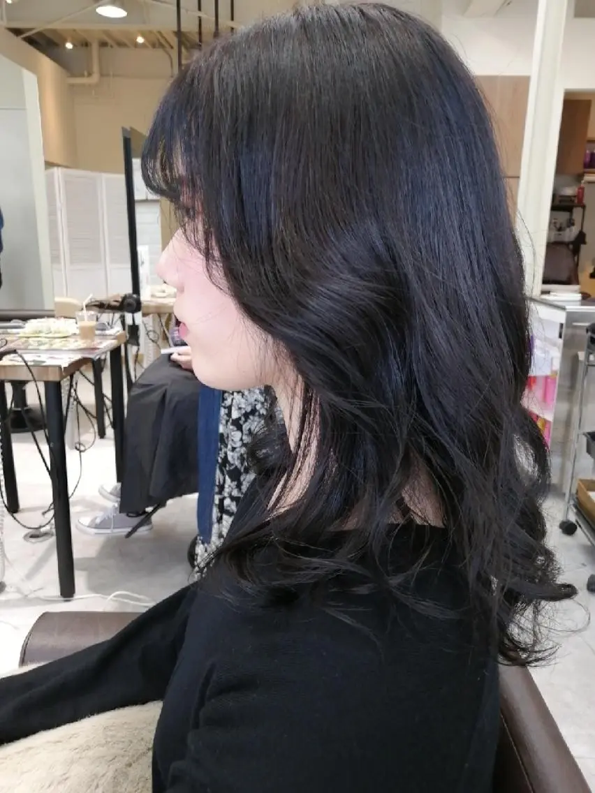 セミロング カラー 黒髪 ブルーカラー ブルーブラック 韓国風ヘア hase _のヘアスタイル