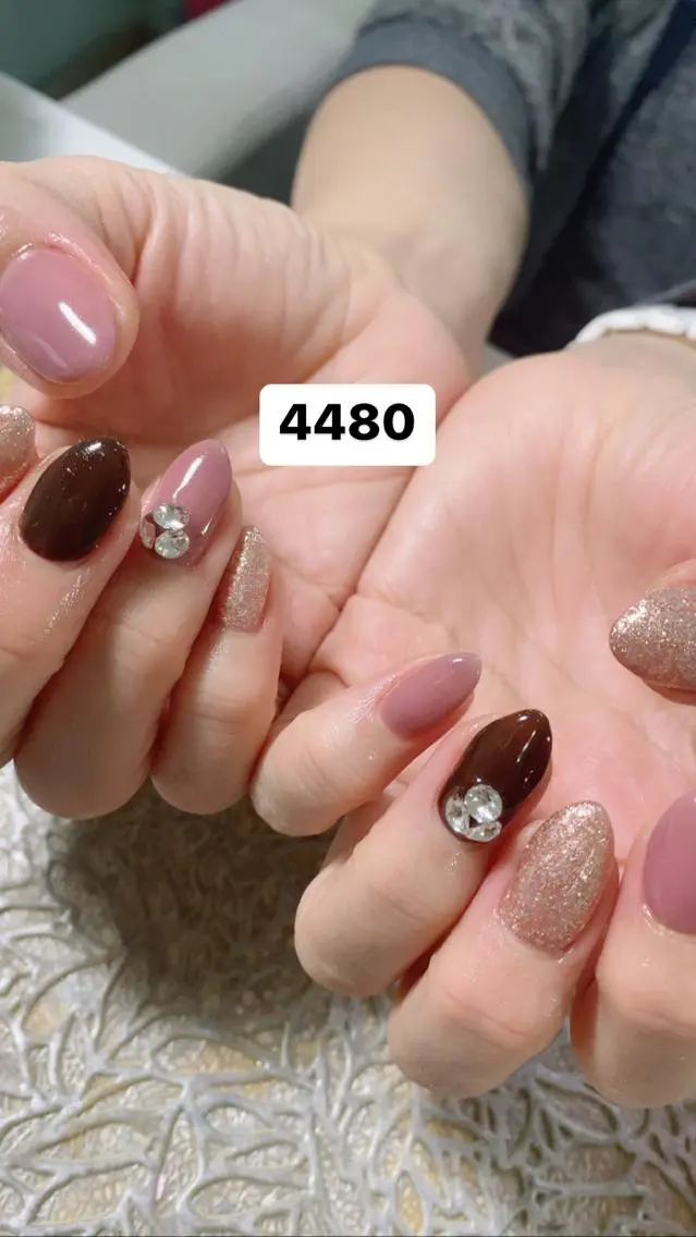 ネイル アートネイル 長さ出し ジェルネイル キラキラネイル ニュアンスネイル 艶々の美爪を〜 【リリアーナ】のネイルデザイン