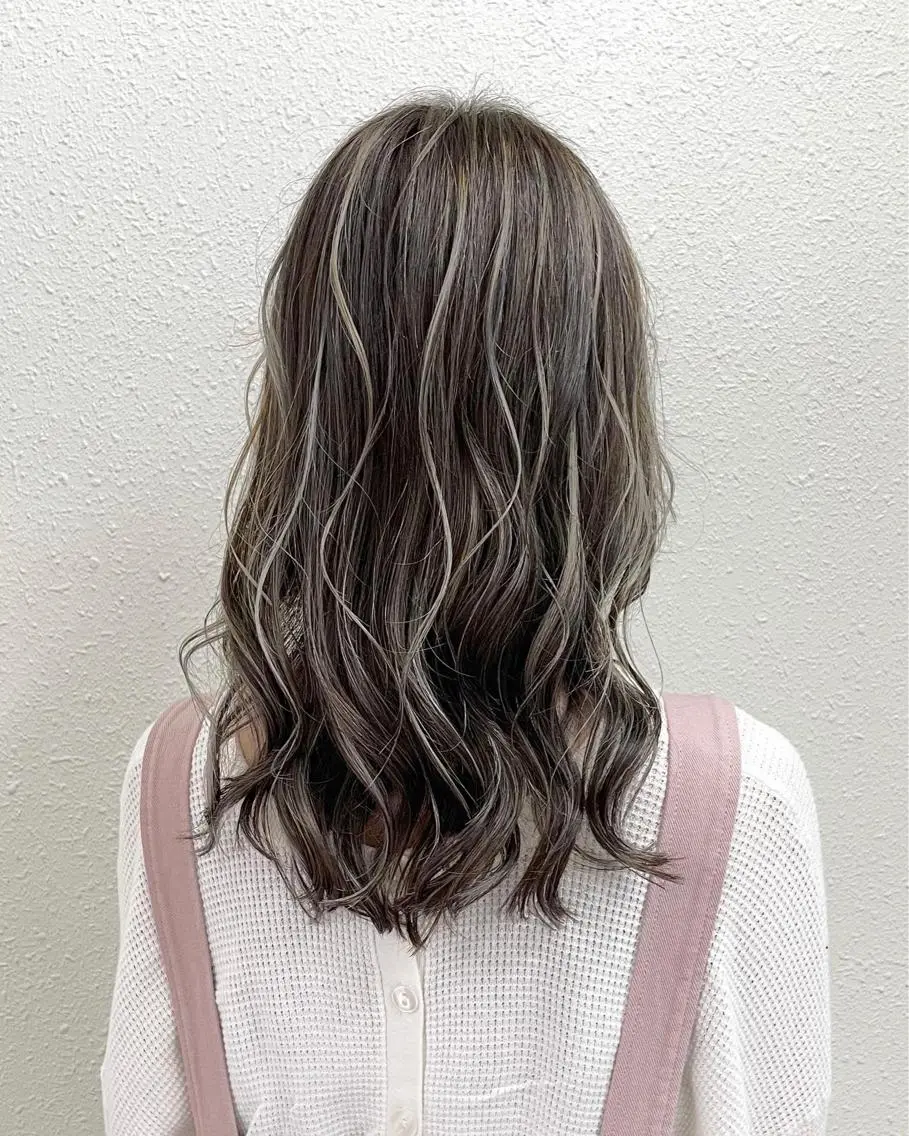 セミロング カラー アッシュ アッシュグレー アッシュグレージュ バレイヤージュ ベージュカラー ヘアカラー グレージュ💎 神戸孝哉のヘアスタイル