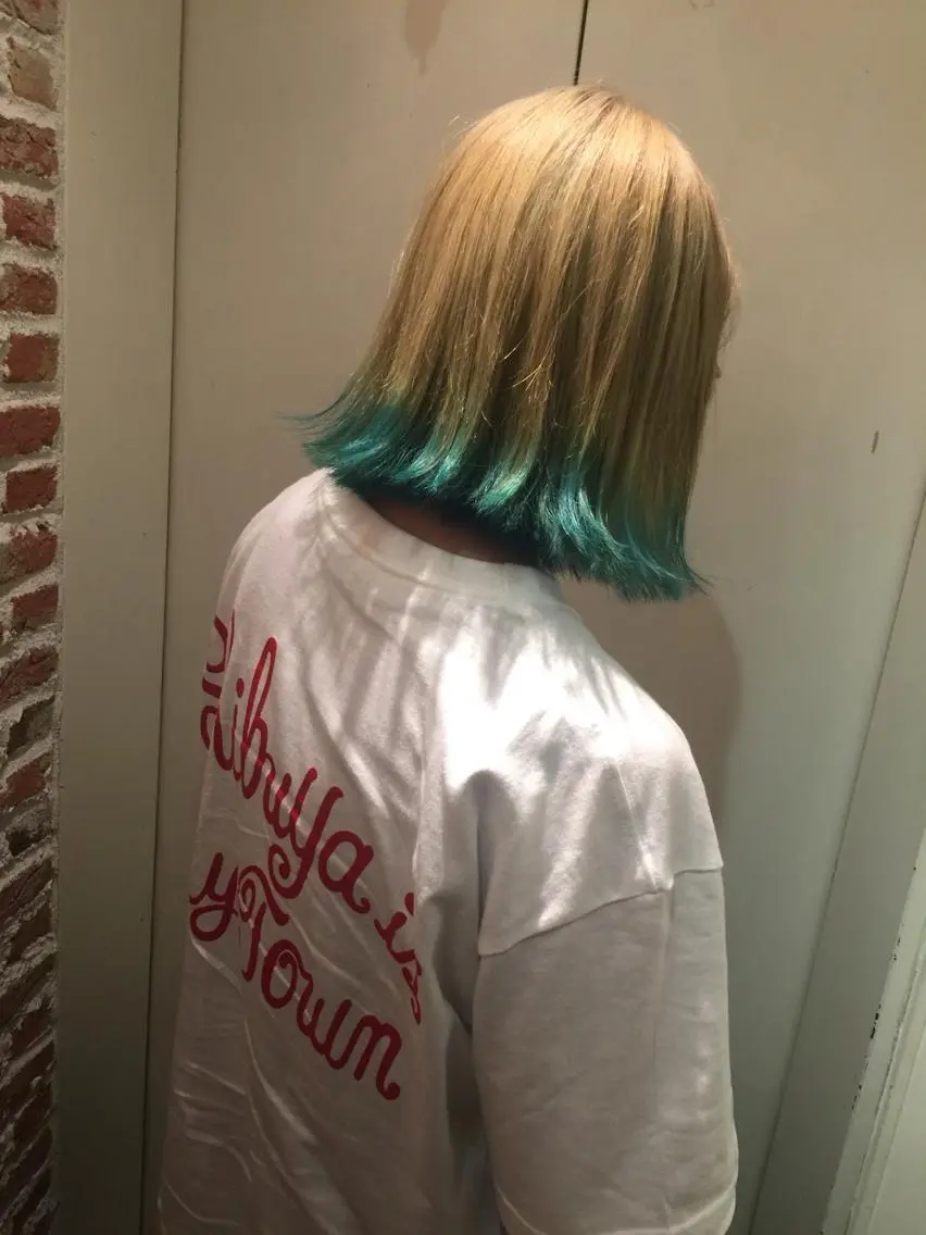 ミディアム カラー ブルーカラー ホワイト&レイヤーカ ットエクステ長畠俊輔のヘアスタイル