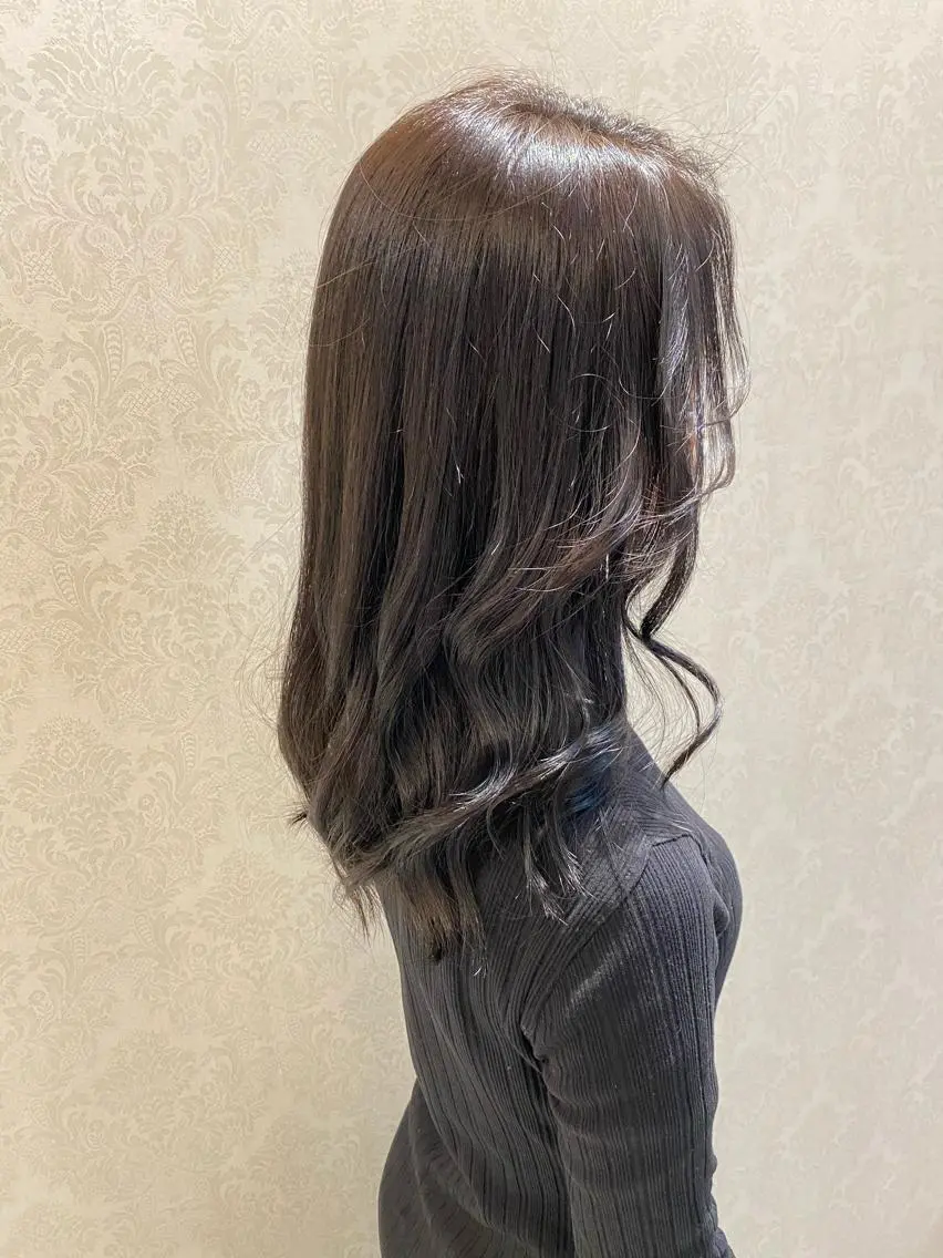 セミロング カラー 黒髪 デザインカラー✨新倉 佑奈のヘアスタイル