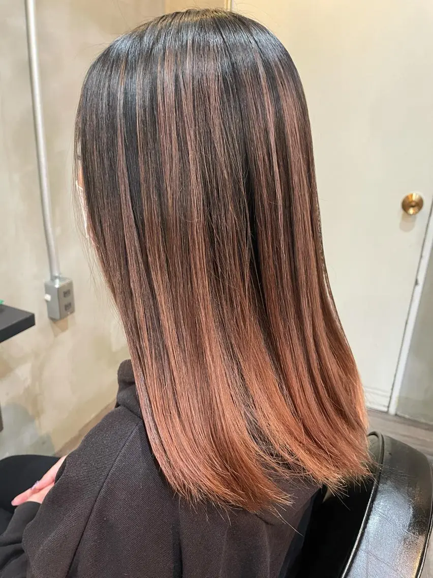 セミロング カラー バレイヤージュ ベージュカラー ピンクカラー ピンクベージュ レイヤーカット La fith 店長 城谷颯人のヘアスタイル