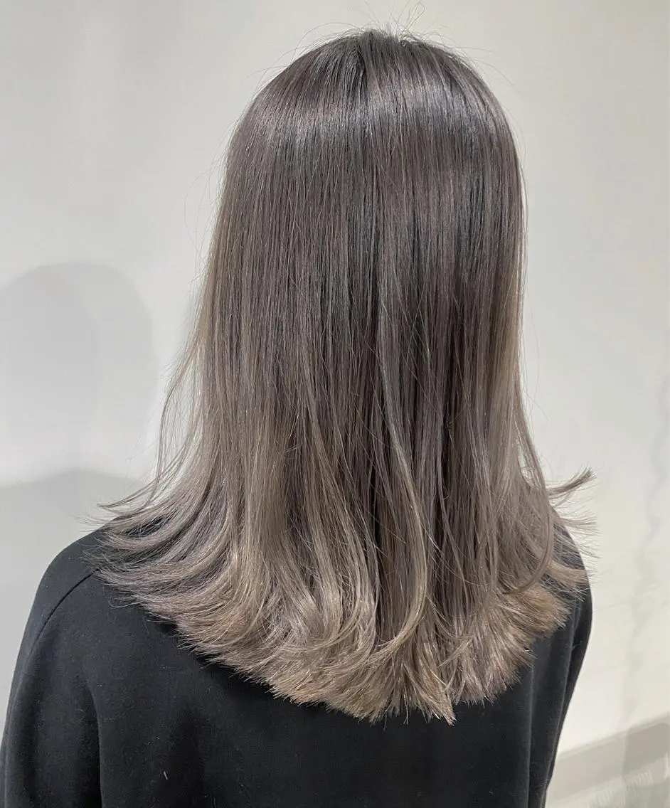 ミディアム カラー バレイヤージュ グレージュ レイヤーカット カット ヘアカラー トリートメント scene. haraのヘアスタイル