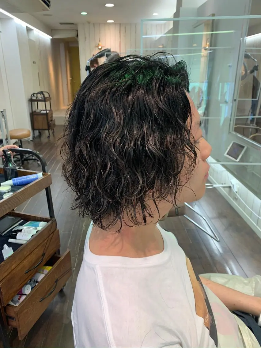 ミディアム パーマ メンズ ミディアムパーマ メンズパーマ 波巻きパーマ 三矢 ちなつのヘアスタイル