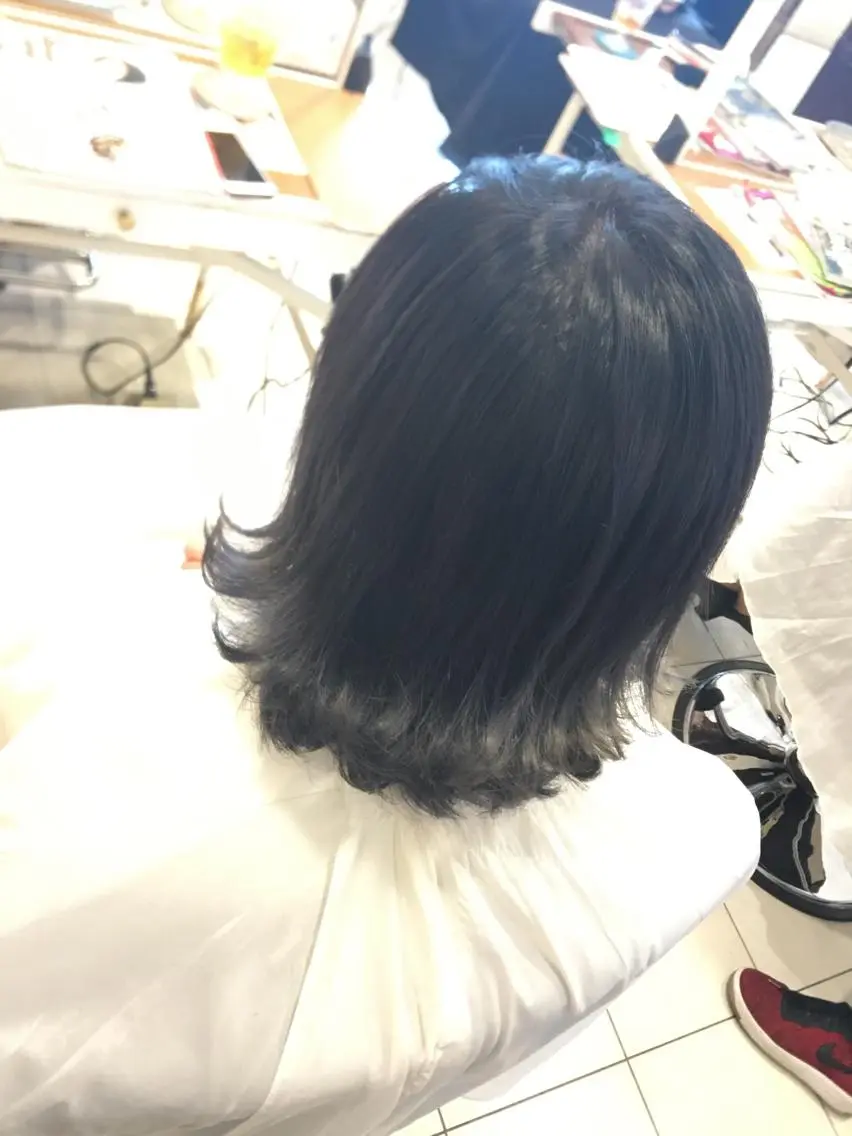 ミディアム カラー ヘアアレンジ グラデーションカラー ハイトーンカラー シルバー ブリーチカラー🌈 嘉名 真樹のヘアスタイル
