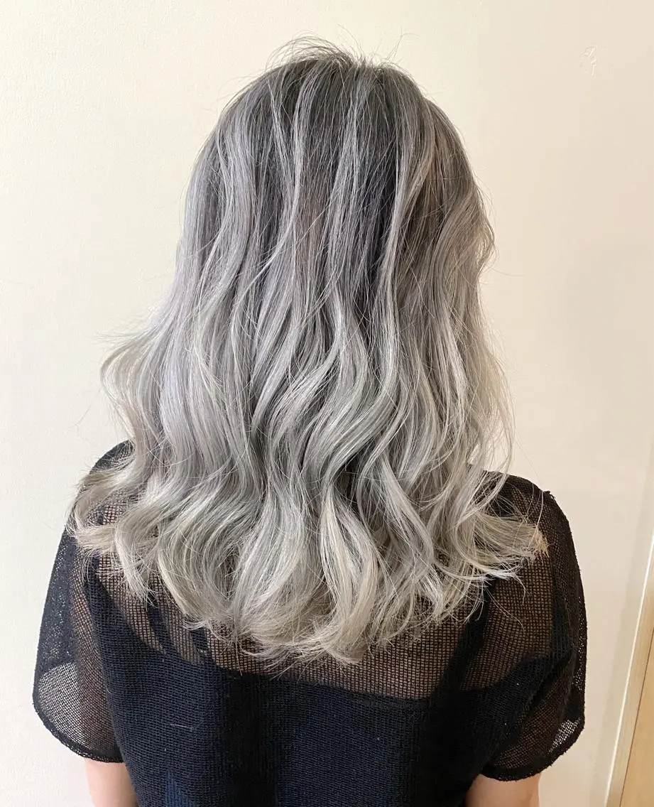 ロング カラー ヘアカラー トリートメント 服部 樹季のヘアスタイル