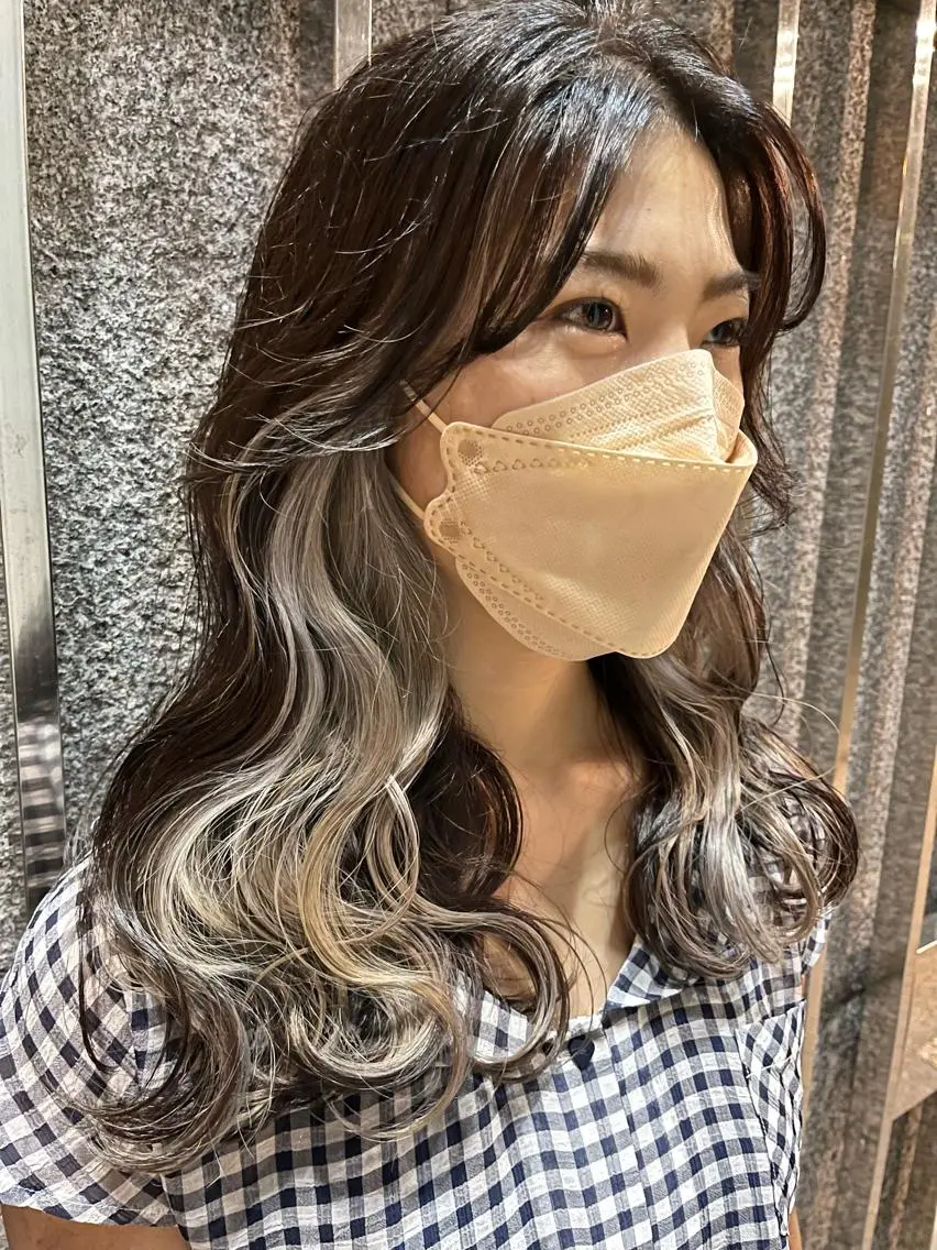 セミロング カラー ベージュカラー 黒髪 イヤリングカラー インナーカラー ホワイトベージュ 長谷川 湧のヘアスタイル